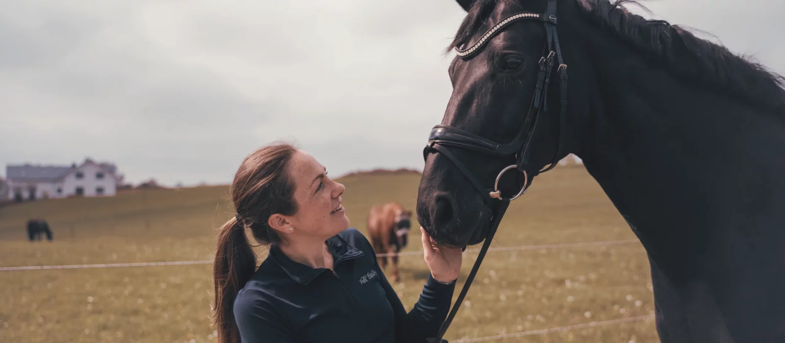 Osteopathin Cilla Wicke und ein Pferd